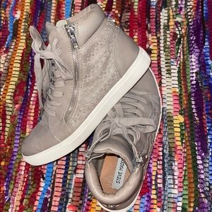 Steve Maddens women’s high top sneakers SIZE 8.5